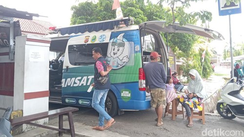 Warga yang melakukan pembayaran ke Samsat Keliling depan Masjid Agung Kecamatan Cijulang/Aldi Nur Fadillah