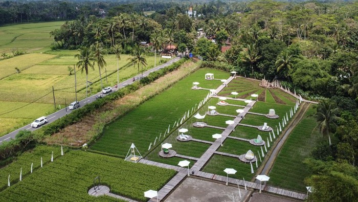 Pengunjung berada di area persawahan Svarga Bumi, Desa Ngadiharjo, Borobudur, Magelang, Jawa Tengah, Selasa (8/3/2022). Swarga Bumi merupakan destinasi wisata di kawasan Candi Borobudur yang memadukan konsep wisata dan pertanian dengan tujuan untuk meningkatkan perekonomian warga setempat. ANTARA FOTO/Hendra Nurdiyansyah/tom.