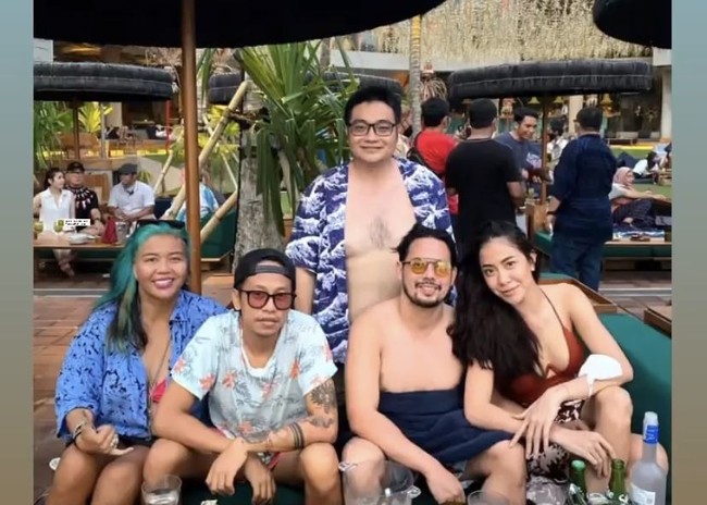 Adilla Dimitri dan Baby Jovanca terlihat sudah sering menghabiskan waktu bersama. Seperti dalam foto ini, keduanya tampak berfoto bersama teman-temannya. Foto: Instagram