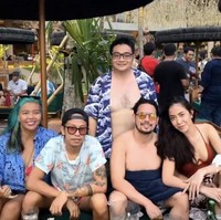 Adilla Dimitri dan Baby Jovanca terlihat sudah sering menghabiskan waktu bersama. Seperti dalam foto ini, keduanya tampak berfoto bersama teman-temannya. Foto: Instagram