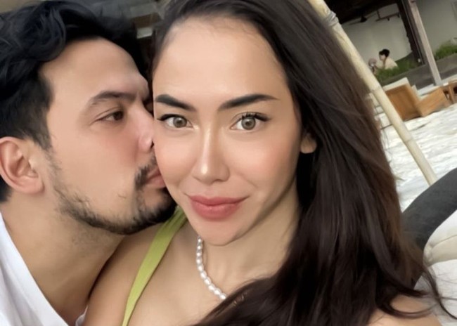 Dalam salah satu foto, Adilla Dimitri terlihat sedang mencium mesra pipi Baby Jovanca. Walaupun Adilla berusia 41 tahun dan Baby Jovanca 26 tahun, namun keduanya tetap terlihat serasi. Foto: Instagram