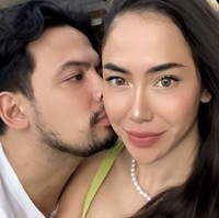 Dalam salah satu foto, Adilla Dimitri terlihat sedang mencium mesra pipi Baby Jovanca. Walaupun Adilla berusia 41 tahun dan Baby Jovanca 26 tahun, namun keduanya tetap terlihat serasi. Foto: Instagram