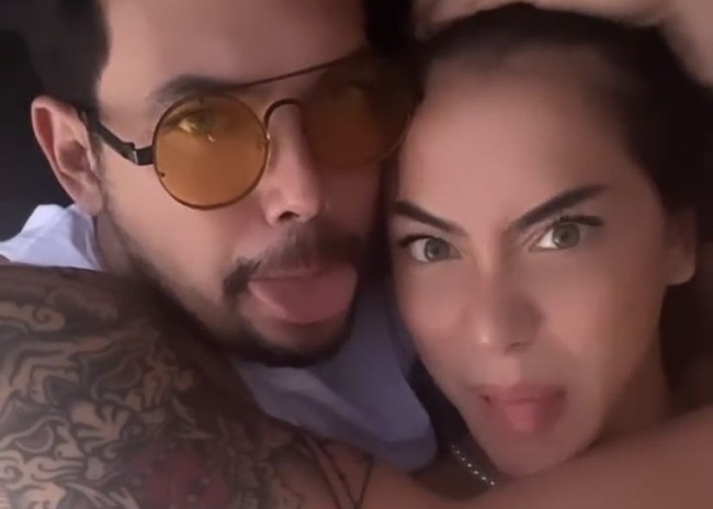 Hubungan Adilla dan Baby mulai tercium publik usai mantan suami Wulan Guritno itu mengunggah foto mesra dirinya dan Baby ke akun Instagram. Kini keduanya pun terlihat sudah tidak malu-malu lagi memamerkan kemesraan. Foto: Instagram