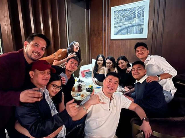 Ketika Adilla Dimitri berulang tahun pun Baby Jovanca terlihat turut hadir. Hanya saja saat itu hubungan keduanya masih belum tersorot. Foto: Instagram