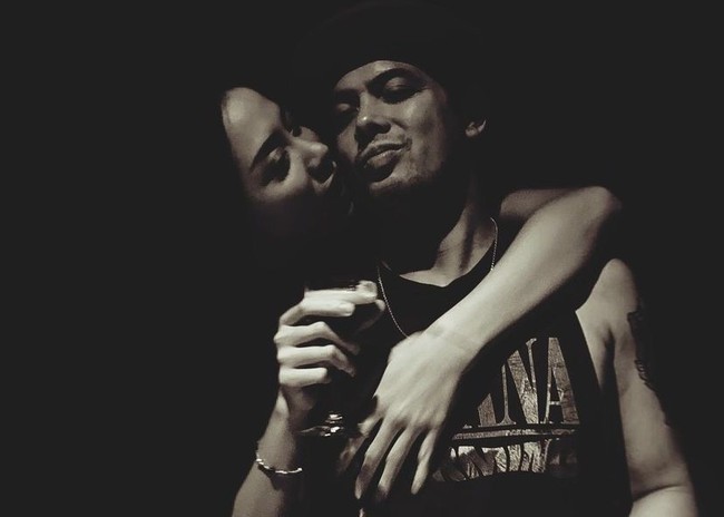 Melalui akun Instagram pribadinya, mantan suami Wulan Guritno, Adilla Dimitri tampak beberapa kali memamerkan kemesraannya dengan pacar barunya, Baby Jovanca. Seperti dalam foto yang satu ini, Baby Jovanca terlihat sedang memeluk mesra Adilla Dimitri dari belakang. Foto: Instagram