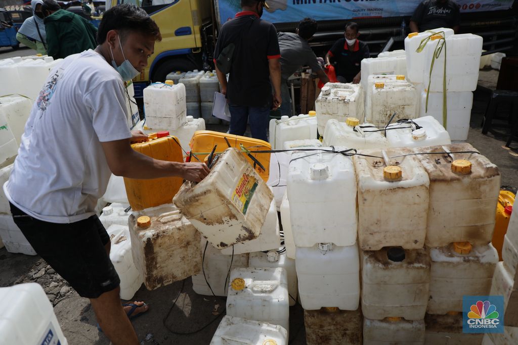Pedagang antre untuk mendapatkan minyak curah di Pasar Kebayoran Lama, Jakarta, Rabu (9/3/2022). Kemendag dan BUMN menyediakan sebanyak 8000 liter minyak goreng untuk didistribusikan. (CNBC Indonesia/ Tri Susilo)