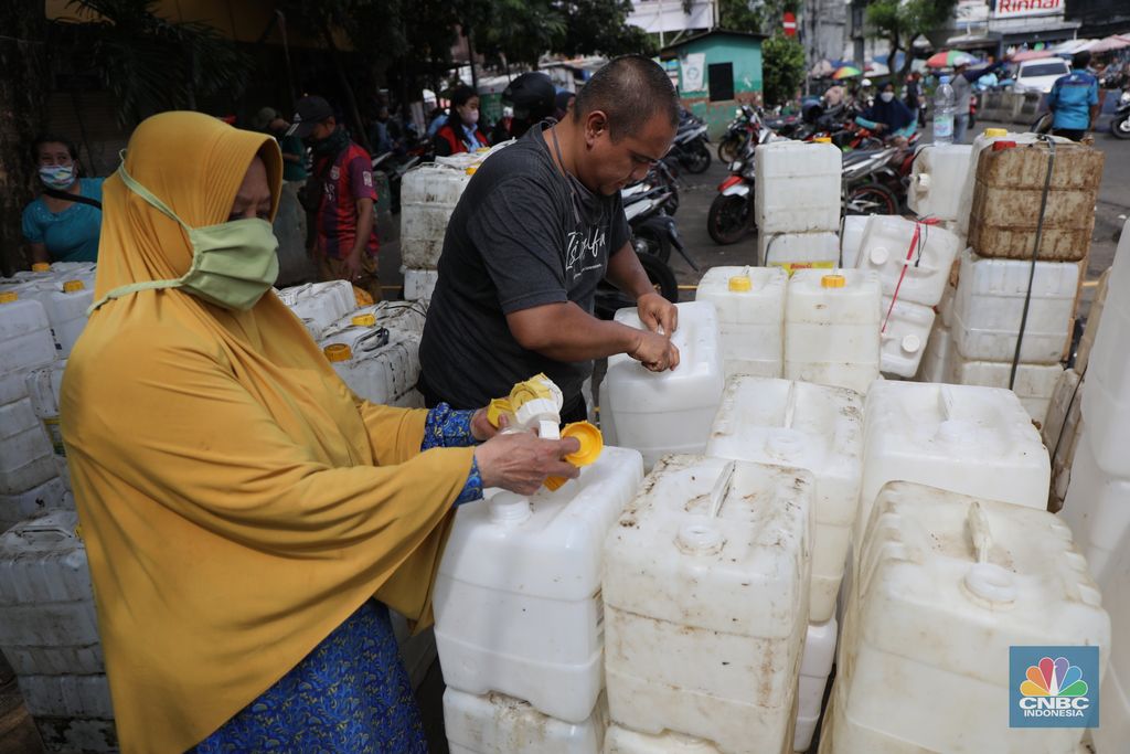 Pedagang antre untuk mendapatkan minyak curah di Pasar Kebayoran Lama, Jakarta, Rabu (9/3/2022). Kemendag dan BUMN menyediakan sebanyak 8000 liter minyak goreng untuk didistribusikan. (CNBC Indonesia/ Tri Susilo)