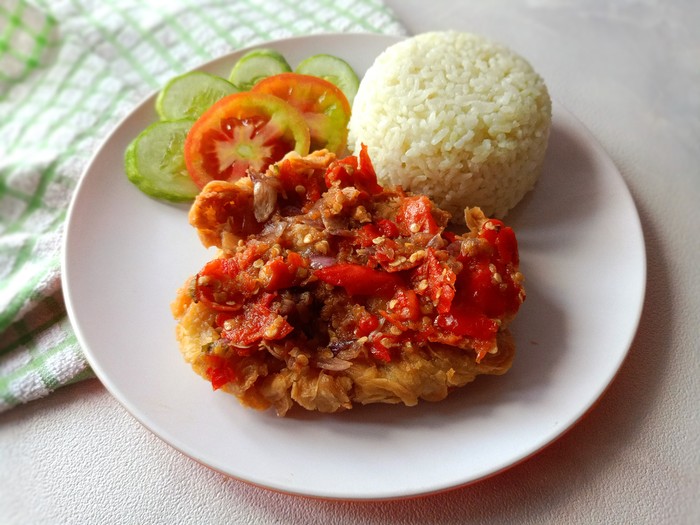 The famous fried chicken in Indonesia
and very popular is Ayam Geprek, in addition to its delicious and savory taste, the way of presentation is also unique, namely by mashing it together with spicy chili sauce, so that all the spices seep into the chicken meat.