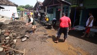 Sebanyak empat rumah usak akibat banjir bandang.