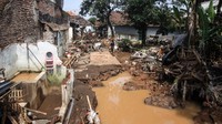 Banjir bandang ini dipicu luapan air Sungai Welang.