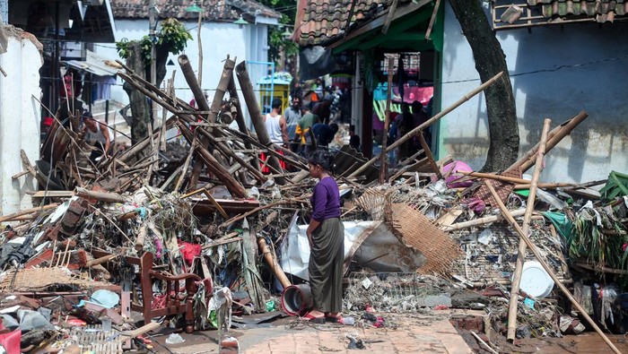 BANJIR BANDANG DI PASURUAN Jembatan gantung penghubung antardesa rusak akibat banjir luapan Sungai Welang di Desa Sukorejo, Pohjentrek, Pasuruan, Jawa Timur, Rabu (9/3/2022). Sebanyak empat rumah dan jembatan gantung setempat rusak parah akibat banjir bandang yang dipicu luapan air Sungai Welang. ANTARA FOTO/Umarul Faruq/aww.