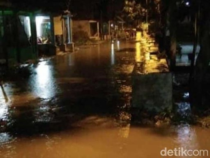 Banjir di Mojokerto merusak sebuah rumah dan merendam 20 hektare lahan pertanian