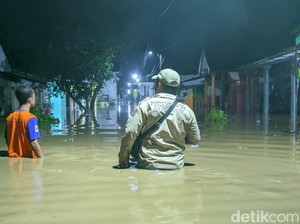Banjir Juga Terjang Permukiman di Pasuruan, Ketinggian Air Capai 1,5 Meter