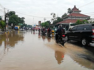 Banjir di Pasuruan Surut, Jalur Pantura Kembali Bisa Dilewati Kendaraan