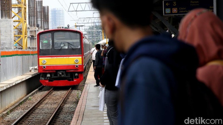 Begini Suasana di KRL Saat Penumpang Bebas Duduk Tanpa Jarak Mulai hari ini KAI Commuter tak lagi terapkan jaga jarak tempat duduk penumpang KRL. Sejalan dengan itu, pembatasan kapasitas KRL pun meningkat menjadi 60%.