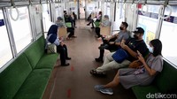 Tak hanya mengizinkan penumpang untuk duduk tanpa jarak, stiker silang yang biasanya menjadi penanda jaga jarak pun telah dilepas di tempat duduk KRL.