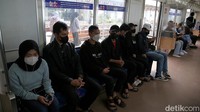Pemberlakuan aturan baru itu terlihat di Stasiun Manggarai, Jakarta, Rabu (9/3/2022). Sejumlah penumpang duduk bersebelahan usai penanda jaga jarak dilepas dari tempat duduk.