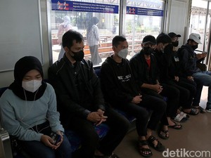 Legislator Ingatkan Potensi Lonjakan Kasus Usai Duduk di KRL Tak Lagi Berjarak