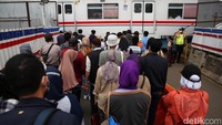 Tak hanya menghapus aturan jaga jarak tempat duduk bagi penumpang, pembatasan kapasitas KRL pun meningkat menjadi 60%.