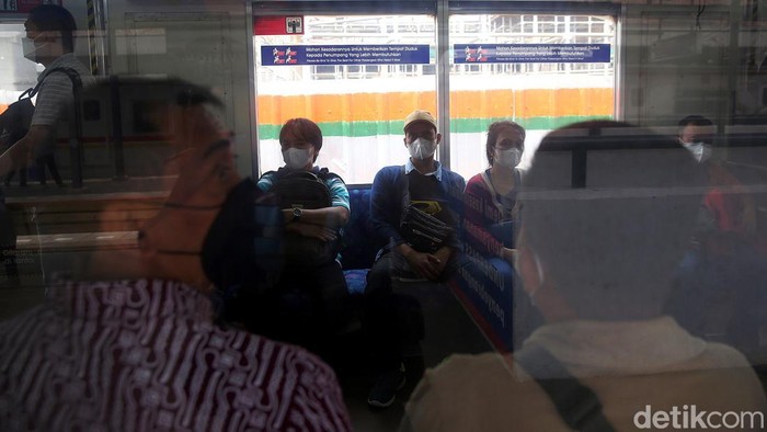 Mulai hari ini KAI Commuter tak lagi terapkan jaga jarak tempat duduk penumpang KRL. Sejalan dengan itu, pembatasan kapasitas KRL pun meningkat menjadi 60%.