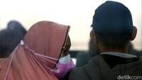 KAI Commuter juga mengimbau penumpang agar tetap menjaga jarak aman serta mencuci tangan dengan sabun sebelum dan sesudah naik KRL. Selain itu, karena pandemi COVID-19 belum berlalu, penumpang masih dilarang berbicara di dalam KRL.
