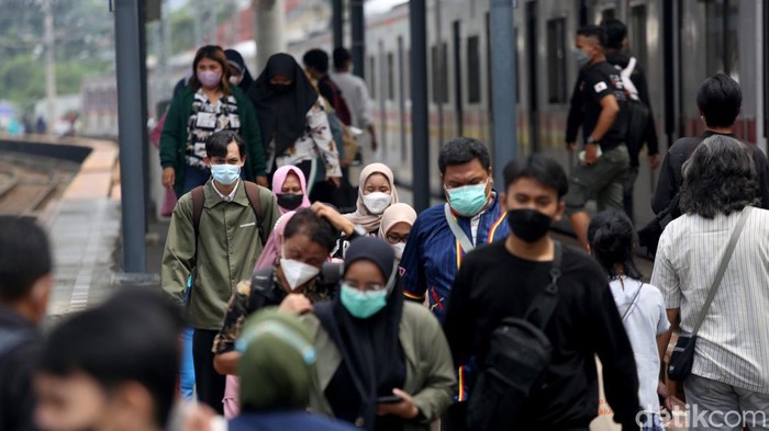 Begini Suasana di KRL Saat Penumpang Bebas Duduk Tanpa Jarak Mulai hari ini KAI Commuter tak lagi terapkan jaga jarak tempat duduk penumpang KRL. Sejalan dengan itu, pembatasan kapasitas KRL pun meningkat menjadi 60%.