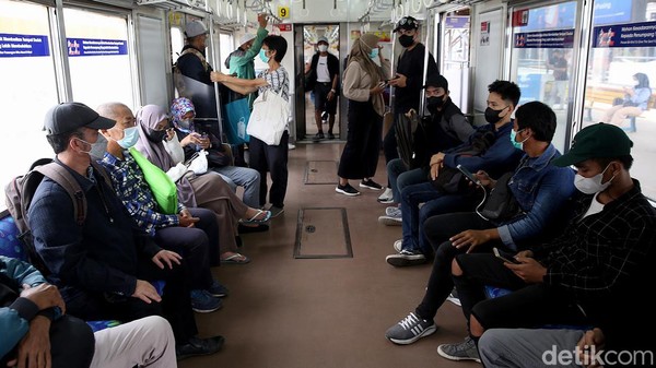 Begini Suasana di KRL Saat Penumpang Bebas Duduk Tanpa Jarak
