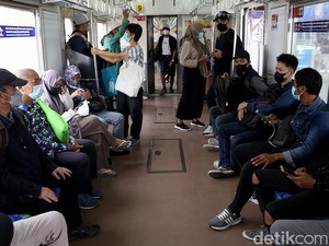 Bangku KRL Sudah Tak Disilang, Berani Duduk Berdesakan atau Pilih Tetap Berdiri?
