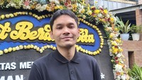 Artis Ben Kasyafani pun turut hadir di rumah duka. Ia tampak sendirian menggunakan pakaian serba hitam masuk ke rumah duka dan bertemu keluarga Hilman Hariwijaya. Foto: Pingkan Anggraini/ detikHOT