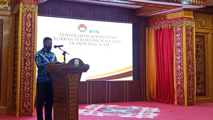 Bripka Azhari saat memberikan testimoni dalam acara penyerahan kompensasi dari negara kepada korban terorisme masa lalu, di pendopo Gubernur Aceh, Banda Aceh, Rabu (9/3/2022).