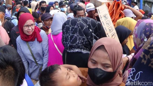 Calon penumpang di Pelabuhan Kalianget menumpuk, tiga kapal penyeberangan antarpulau Sumenep tidak beroperasi