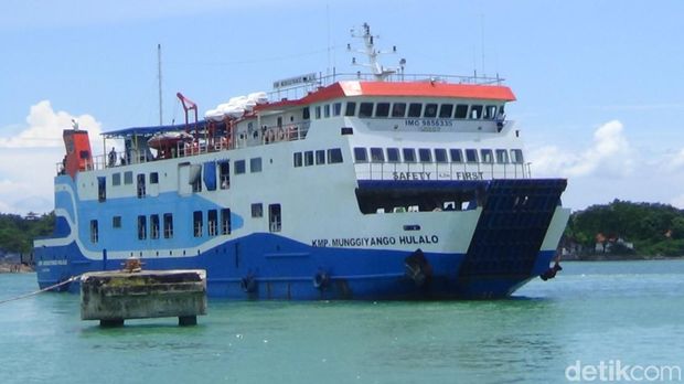 Calon penumpang di Pelabuhan Kalianget menumpuk, tiga kapal penyeberangan antarpulau Sumenep tidak beroperasi