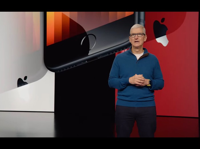 CEO Apple Tim Cook disebut memberi dukungan kepada Ukraina lewat pakaiannya