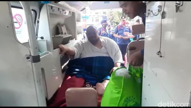 Dinas Damkar Kabupaten Bogor membantu evakuasi pasien obesitas. Pasien tersebut dibawa menuju RSUP Fatmawati di Jaksel. (dok Damkar Kabupaten Bogor)