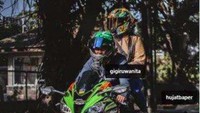 Moge series Kawasaki lain yang disita polisi yaitu Kawasaki ZX10 R. Moge berwarna khas hijau itu tak luput diangkut menggunakan truk towing sembari dikawal oleh mobil kepolisian.