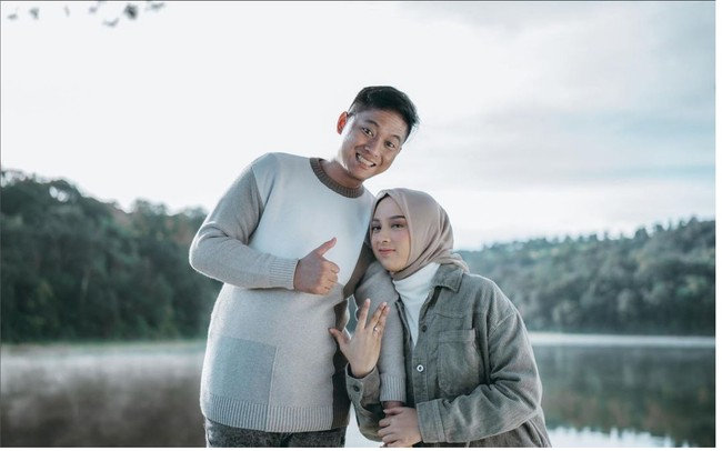 Kini saat baru tiga bulan menikah Doni dan Dinan diterpa cobaan. Doni Salmanan menjadi tersangka kasus Quotex setelah menjalani pemeriksaan lebih dari 13 jam. Setelah ditetapkan sebagai tersangka, pria yang dijuluki crazy rich Bandung itu langsung ditahan. Foto: Instagram