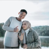 Kini saat baru tiga bulan menikah Doni dan Dinan diterpa cobaan. Doni Salmanan menjadi tersangka kasus Quotex setelah menjalani pemeriksaan lebih dari 13 jam. Setelah ditetapkan sebagai tersangka, pria yang dijuluki crazy rich Bandung itu langsung ditahan. Foto: Instagram