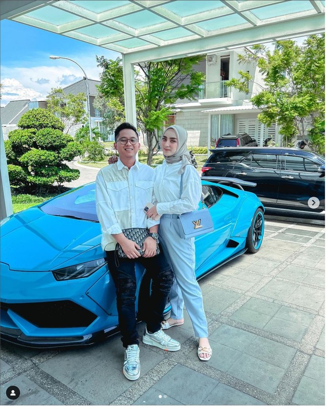 Menampilkan foto mesranya dengan Doni Salmanan, Dinan Nurfajrina juga menuliskan kata-kata romantis di saat sang suami diterpa kasus dugaan penipuan. “Sampai jadi debu,” tulisnya di keterangan foto. Foto: Instagram