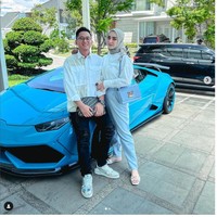 Menampilkan foto mesranya dengan Doni Salmanan, Dinan Nurfajrina juga menuliskan kata-kata romantis di saat sang suami diterpa kasus dugaan penipuan. “Sampai jadi debu,” tulisnya di keterangan foto. Foto: Instagram