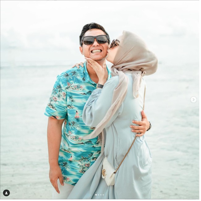 Saat sang suami ditetapkan sebagai tersangka dan ditahan, Dinan Nurfajrina mengungkapkan dukungan dan kerinduannya melalui unggahan di Instagram. “I love you so much forever and ever baby, will always stand with so much love and compassion beside you. Always have and always will. We can do this together sayang,” tulis Dinan di Instagram Story. Foto: Instagram