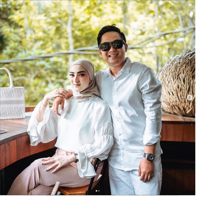 Dinan Nurfajrina, istri Doni Salmanan populer di Instagram, TikTok dan YouTube. Channel YouTube miliknya kerap mengunggah soal tips kecantikan dan review skincare. Subscriber YouTube Dinan saat ini mencapai 4,5 ribu. Sedangkan pengikut Instagramnya lebih dari 739 ribu. Foto: Instagram