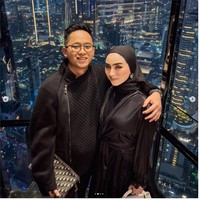 Dalam konten YouTube Doni Salmanan, pria yang pernah lelang Harley Rp 2 miliar untuk donasi Semeru itu mengungkapkan awal perkenalannya dengan Dinan Nurfajrina, istrinya. “Jadi aku kenal Dinan ini lewat Instagram. Pada waktu itu ada temannya Dinan ngeposting fotonya Dinan terus saya nge-notice, terus aku minta salamin dong,” kisah Doni. Foto: Instagram