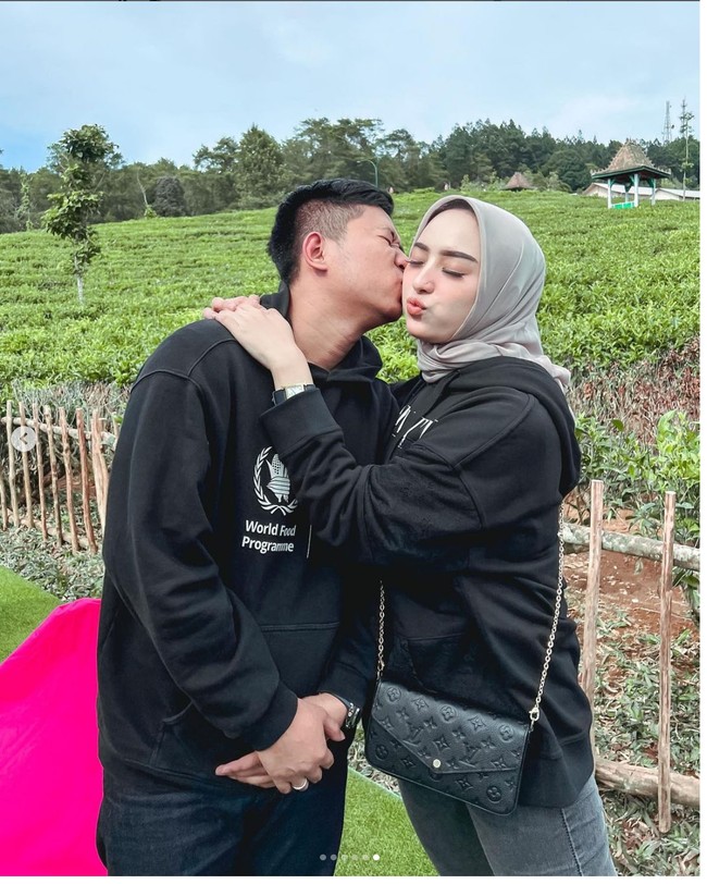 Dinan Nurfajrina juga pernah menuliskan di Instagram Story alasannya luluh alias jatuh hati pada Doni Salmanan. “Karena gentleman ngedeketinnya langsung ke orangtua aku, bukan ke aku. Plus akhlaknya ke orang-orang super baik, ke keluarganya, keluargaku, teman-temanku, bahkan ke strangers sekalipun. Banyak sekali hal baik darinya yang bikin aku luluh,” tulis Dinan. Foto: Instagram