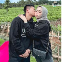 Dinan Nurfajrina juga pernah menuliskan di Instagram Story alasannya luluh alias jatuh hati pada Doni Salmanan. “Karena gentleman ngedeketinnya langsung ke orangtua aku, bukan ke aku. Plus akhlaknya ke orang-orang super baik, ke keluarganya, keluargaku, teman-temanku, bahkan ke strangers sekalipun. Banyak sekali hal baik darinya yang bikin aku luluh,” tulis Dinan. Foto: Instagram