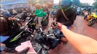 Dulu, Doni Salmanan dikenal sebagai pria berjuluk Crazy Rich Bandung dan doyan bagi-bagi uang. Foto: Instagram Doni Salmanan