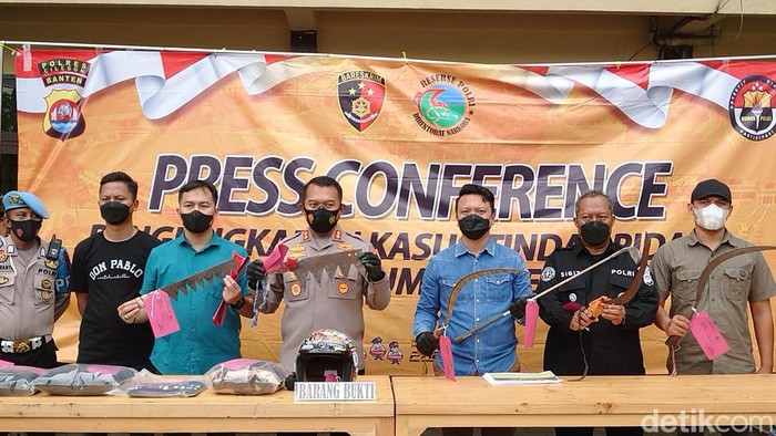 Enam orang ABG suporter bola ditangkap polisi karena menyerang suporter klub bola lain di Cilegon, Banten, menggunakan sajam. (M Iqbal/detikcom)