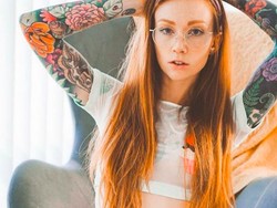 8 Penampilan Model Dewasa yang Hidup dengan Kantong Feses