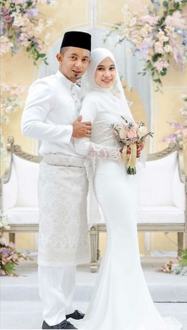 Ketika sudah sering COD, hubungan keduanya semakin erat karena sering bertemu. Bukan hanya cantik, dia juga pintar masak dan lemah lembut. Saya suka makanan buatannya, awal mula COD di kawat berduri, lama kelamaan malah cinta dan akhirnya menikah, ucap Hafiz. Hafiz dan Khalisa menikah pada 31 Desember 2021 di Malaysia. Ketika keduanya sudah menikah, Hafiz pun jasi semakin sering makan miang pla pao buatan sang istri. Dulu saya bayar COD, sekarang bayar untuk beli perlengkapan dapur untuk istri masak di dapur, ucapnya sambil bercanda. Foto: Dok. Mstar.