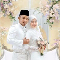 Ketika sudah sering COD, hubungan keduanya semakin erat karena sering bertemu. Bukan hanya cantik, dia juga pintar masak dan lemah lembut. Saya suka makanan buatannya, awal mula COD di kawat berduri, lama kelamaan malah cinta dan akhirnya menikah, ucap Hafiz. Hafiz dan Khalisa menikah pada 31 Desember 2021 di Malaysia. Ketika keduanya sudah menikah, Hafiz pun jasi semakin sering makan miang pla pao buatan sang istri. Dulu saya bayar COD, sekarang bayar untuk beli perlengkapan dapur untuk istri masak di dapur, ucapnya sambil bercanda. Foto: Dok. Mstar.