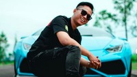 Doni Salmanan berpose di depan sportcar kesayangannya. Foto: Instagram donisalmanan